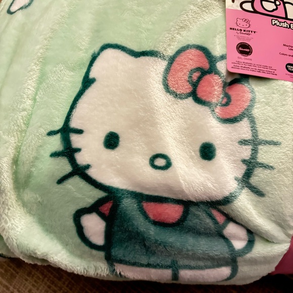 Hello Kitty Queen plush blanket NWT mint - Picture 2 of 4